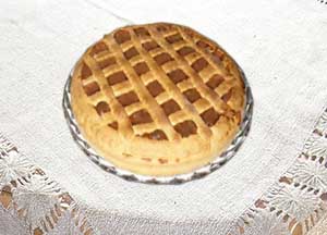 Готовый пирог с яблочным вареньем